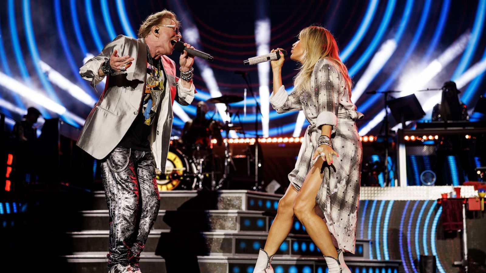 PHOTO: Carrie Underwood performs on Guns N Roses' tour.