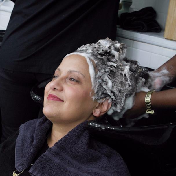 Mother, daughter embrace their natural hair together at salon