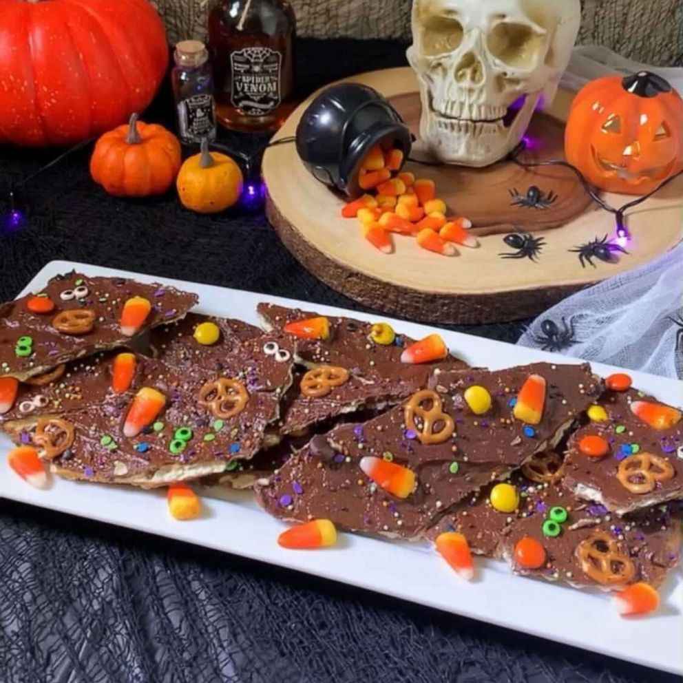 VIDEO: How to make an easy Halloween bark with crackers and candy 