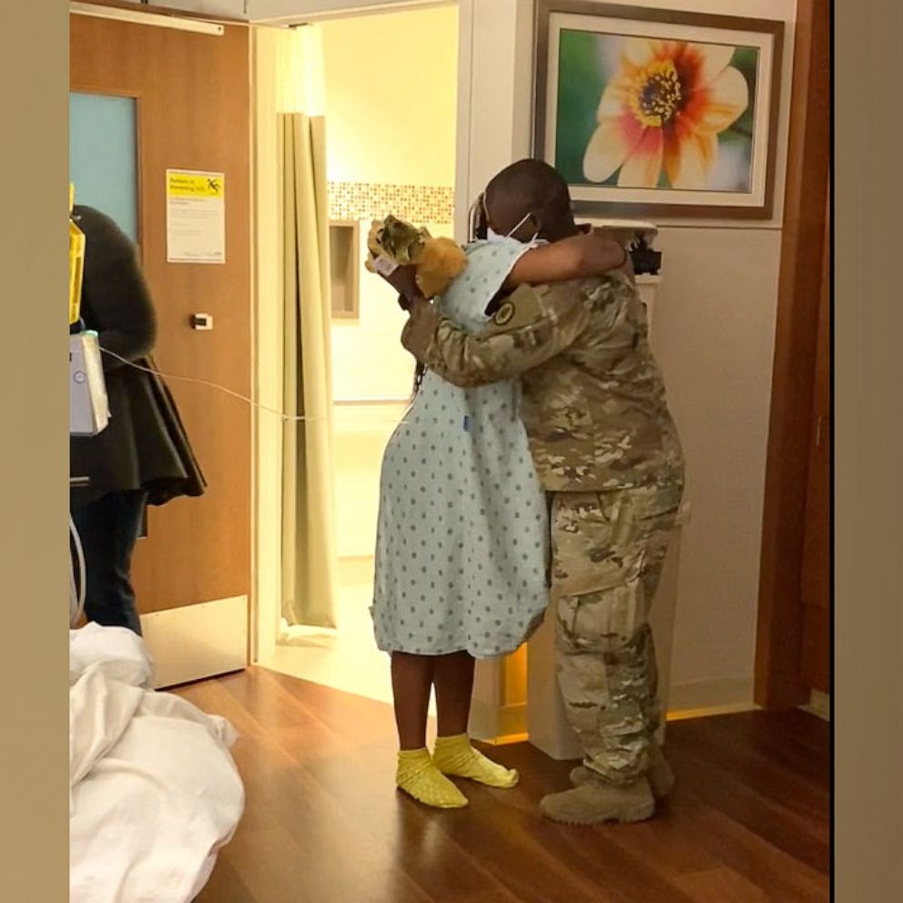 Husband returns from deployment early to surprise pregnant wife in hospital 
