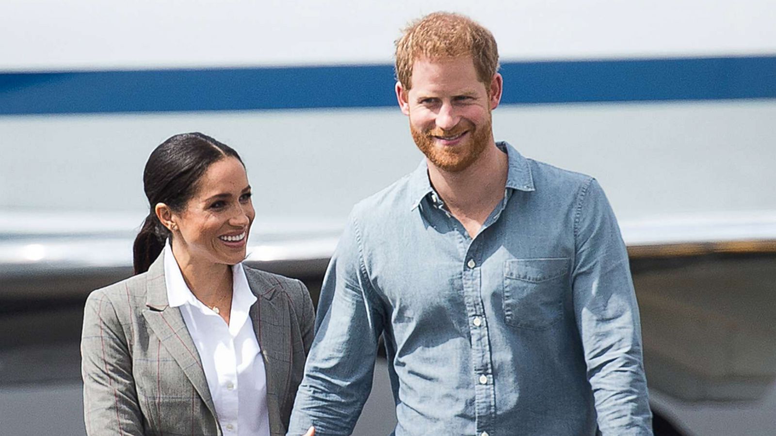 PHOTO: Meghan Markle and Prince Harry, The Duke of Sussex and Meghan, The Duchess of Sussex arrive at Dubbo Airport, Australia, Oct. 17, 2018.