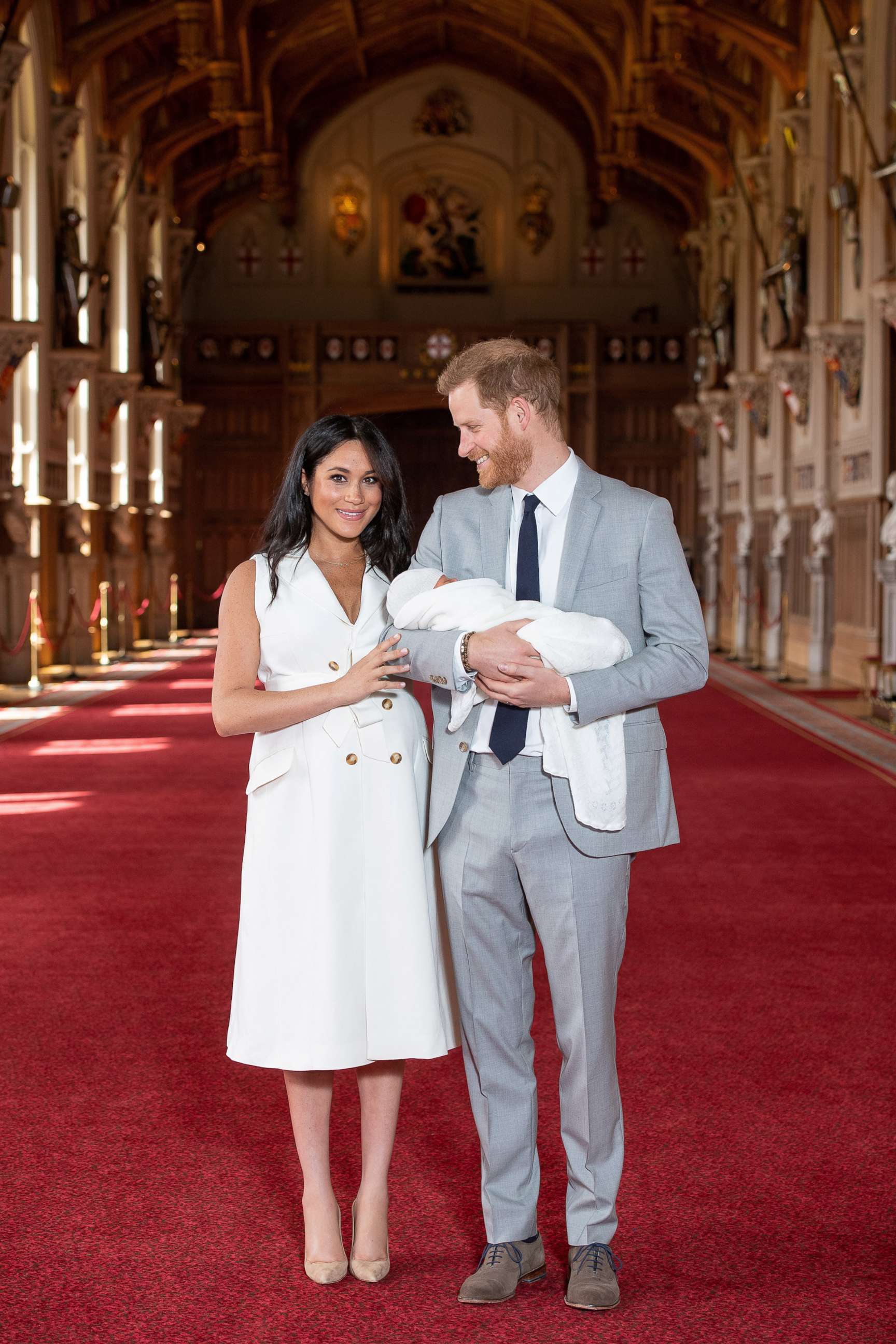 PHOTO:Britain's Prince Harry and Meghan, Duchess of Sussex, hold their newborn baby son in St George's Hall at Windsor Castle, in Windsor, England, May 8, 2019.