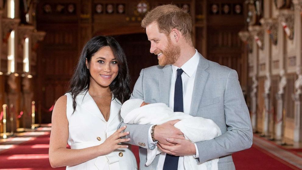 PHOTO:Britain's Prince Harry and Meghan, Duchess of Sussex, hold their newborn baby son in St George's Hall at Windsor Castle, in Windsor, England, May 8, 2019.