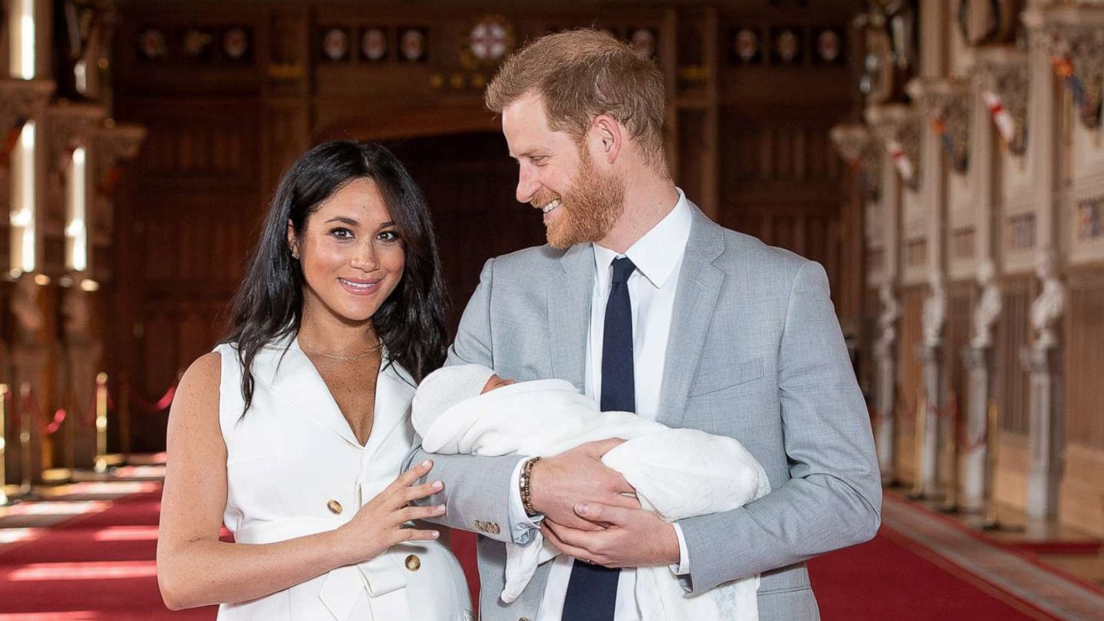 PHOTO:Britain's Prince Harry and Meghan, Duchess of Sussex, hold their newborn baby son in St George's Hall at Windsor Castle, in Windsor, England, May 8, 2019.