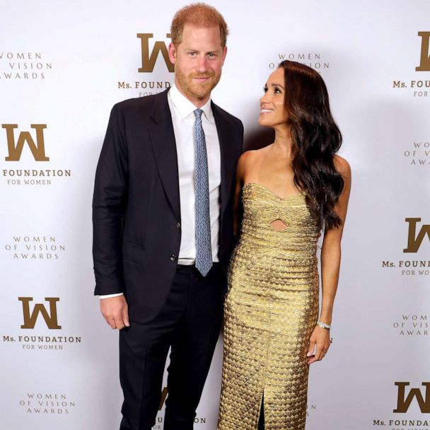 Meghan Markle steps out in gold to receive award in New York City - ABC ...