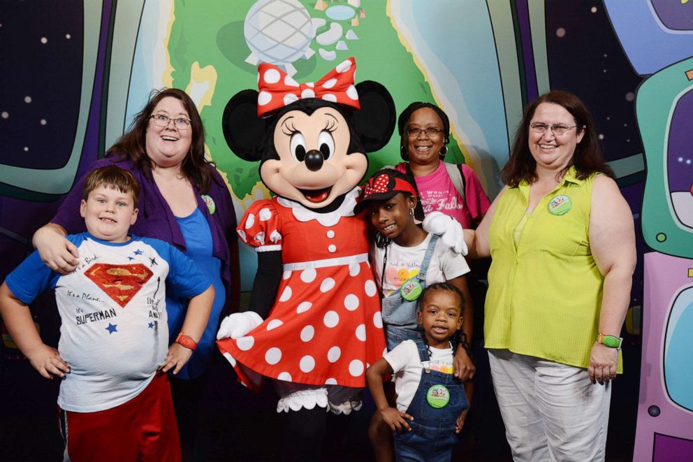 PHOTO: Alicia Erchul, far left, poses with Dorothy Johnson, in pink, and family members at Disney World.