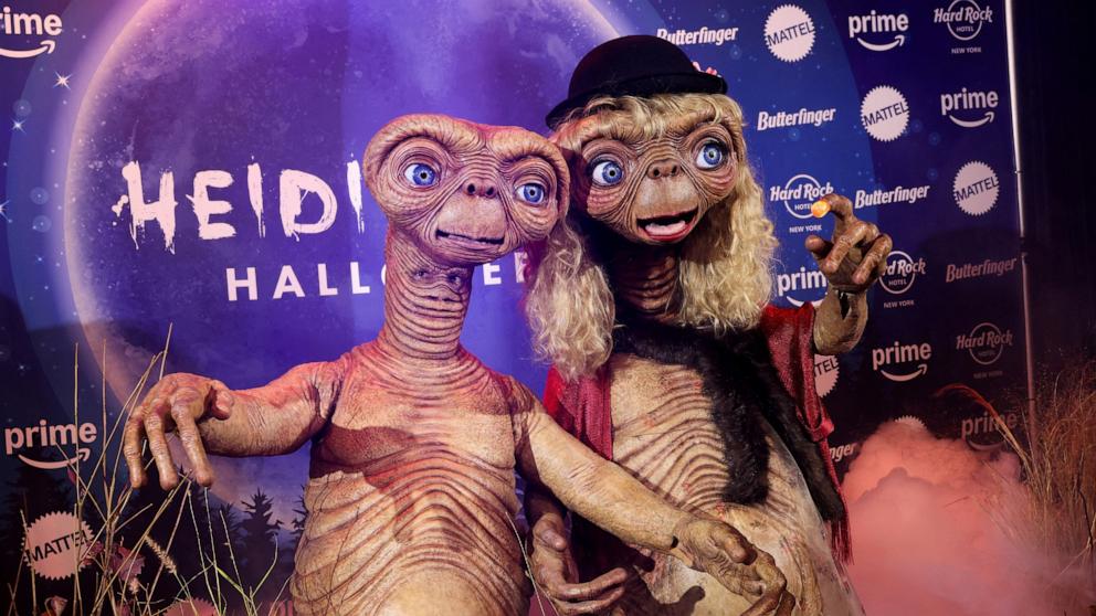 PHOTO: Heidi Klum dressed as ET arrives to Heidi Klum's 23rd annual Halloween party in New York City, October 31, 2024.