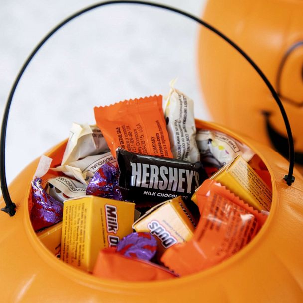 https://s.abcnews.com/images/GMA/hershey-halloween-candy-file-gty-jef-220728_1659051637647_hpMain_1x1_608.jpg