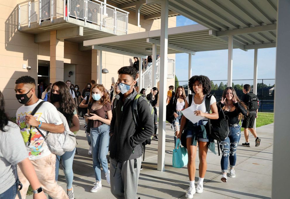 PHOTO: Sunlake High School students move between first and second period classes while attending the first day of school for Pasco County Students on Aug. 10, 2021, in Land O Lakes, Fla.