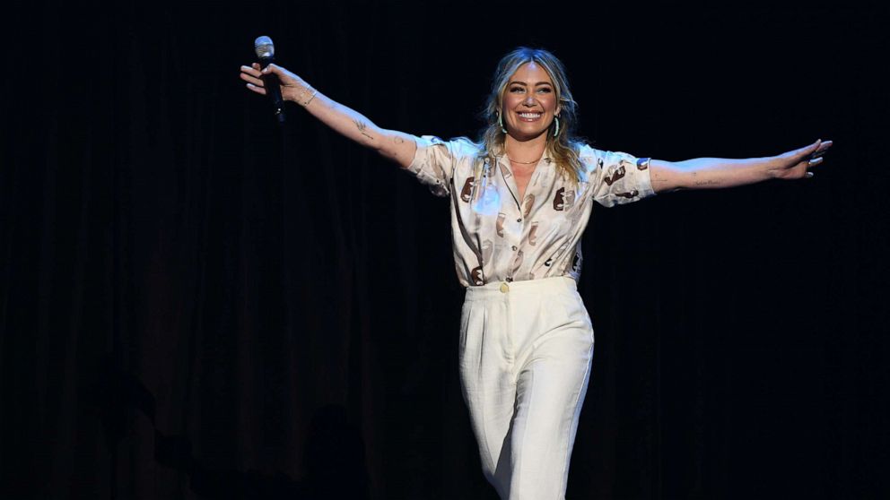 VIDEO: Hilary Duff and 'Lizzie McGuire' costars reunite for virtual table read  