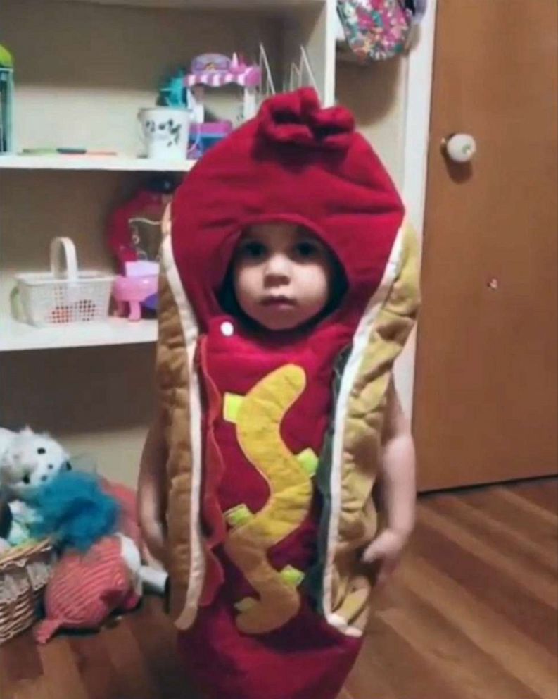 Dad cracks up as his 2-year-old wears a hot dog costume to bed - ABC News