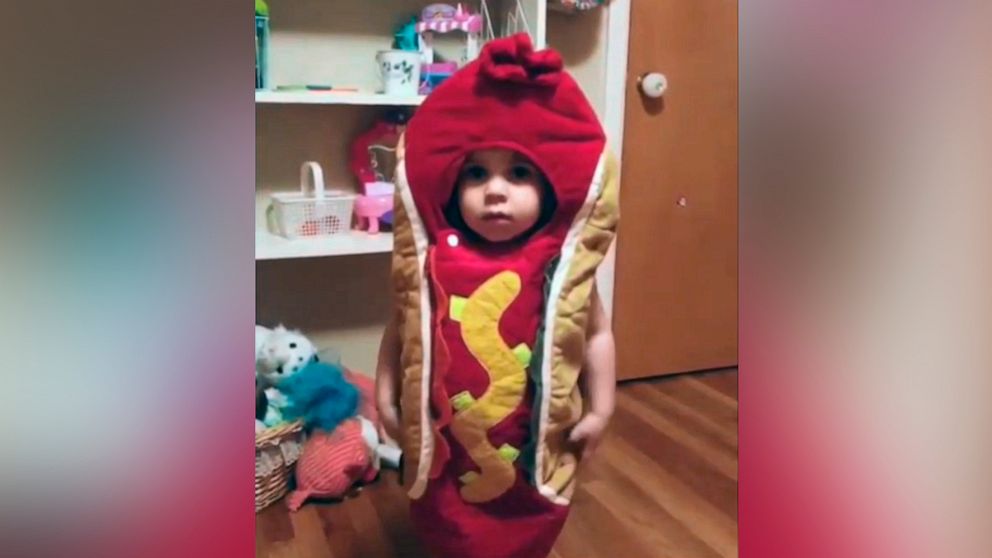VIDEO: Little girl goes to bed in hilarious hot dog costume