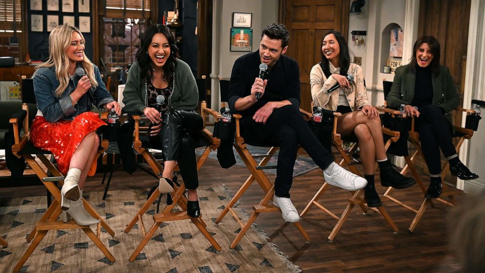 PHOTO: Hillary Duff, Francia Raisa, Tom Ainsley, Tien Tran and director Pamela Fryman answer questions during the Winter TCA Press Tour at Paramount Studios in Los Angeles.