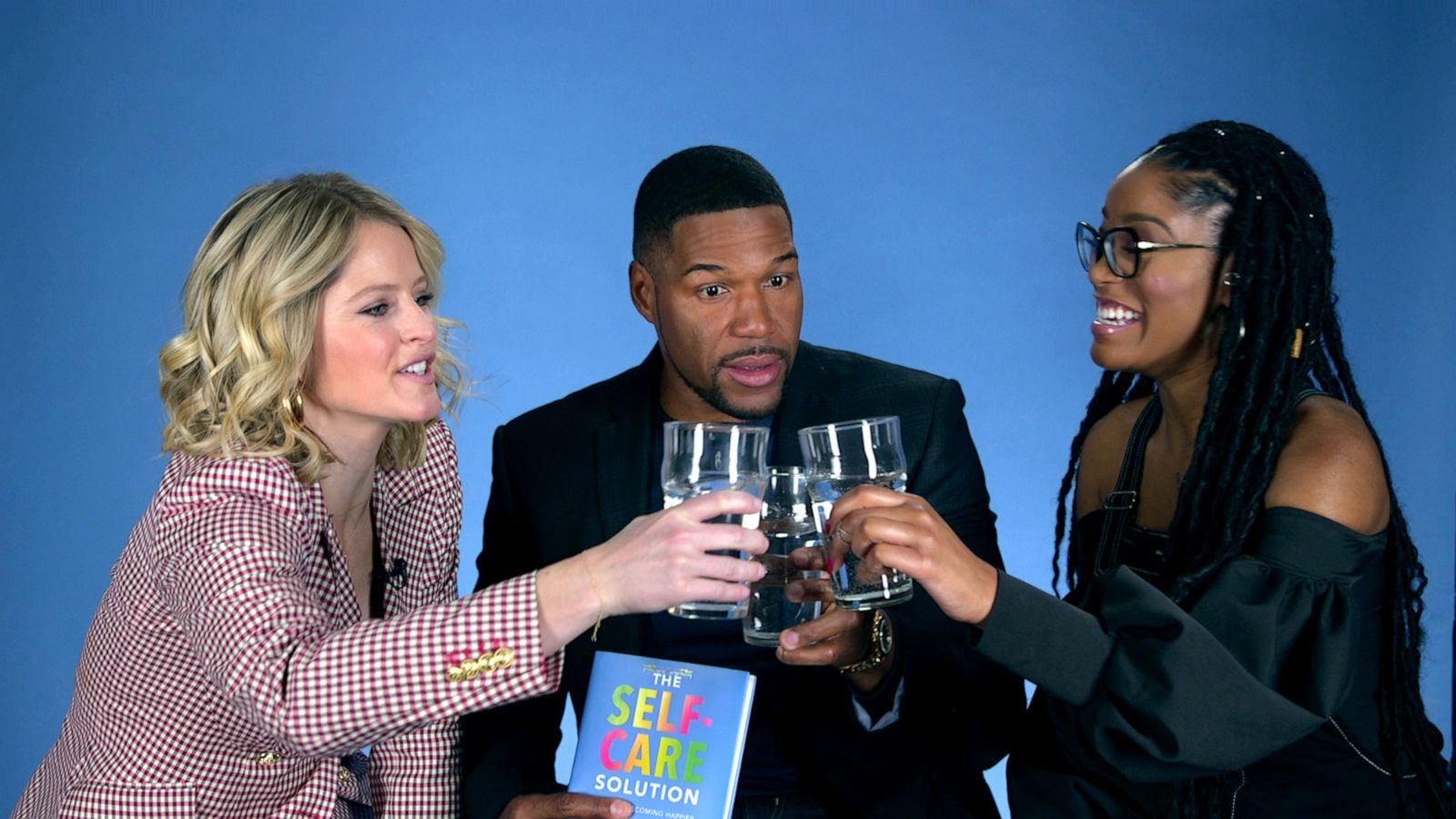 PHOTO: Michael Strahan, Sara Haines and Keke Palmer try a hydration challenge inspired by Dr. Jen Ashton's new book, "The Self-Care Solution: A Year of Becoming Happier, Healthier, and Fitter--One Month at a Time."