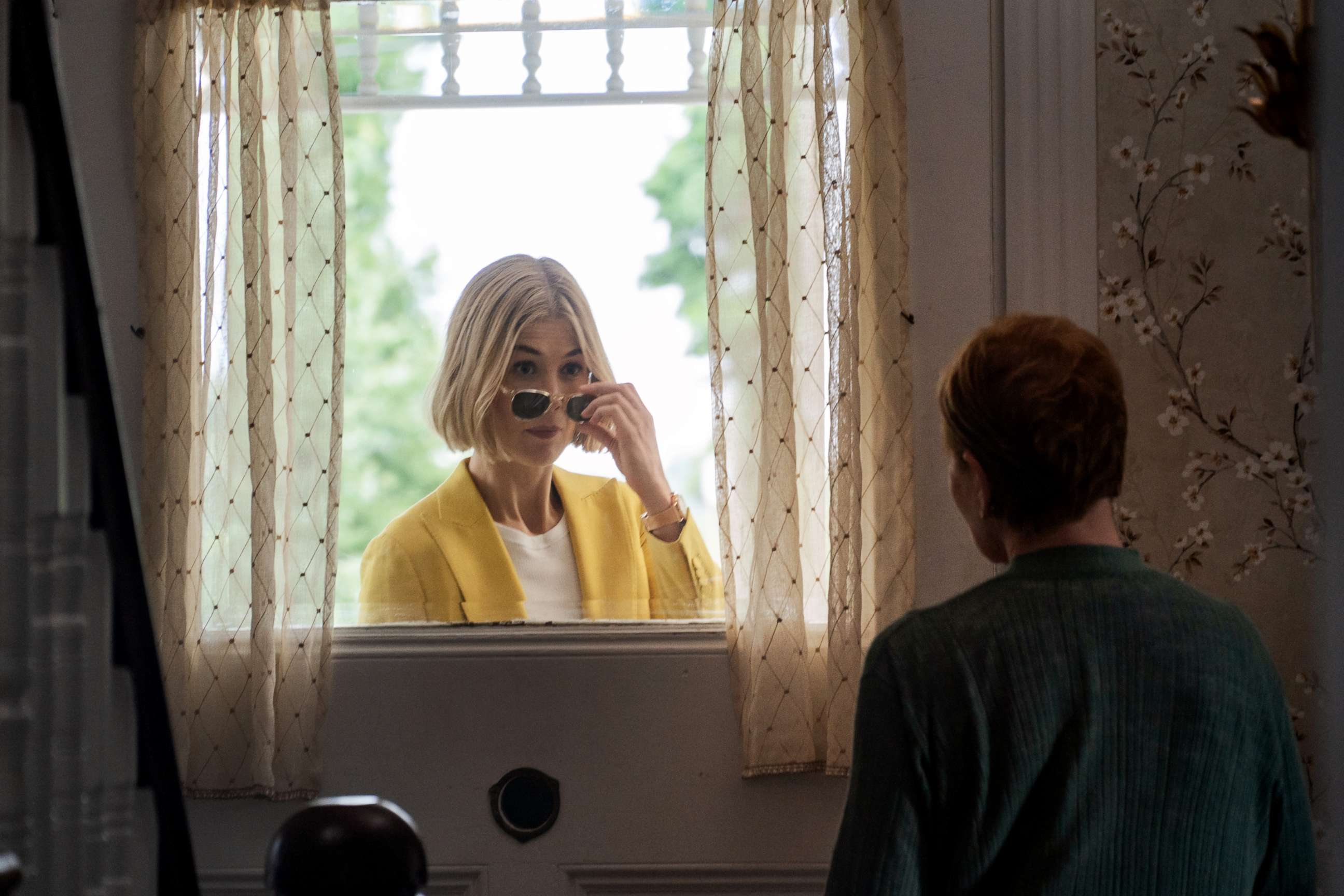 PHOTO: Rosamund Pike and Dianne Wiest in a scene from "I Care a Lot."