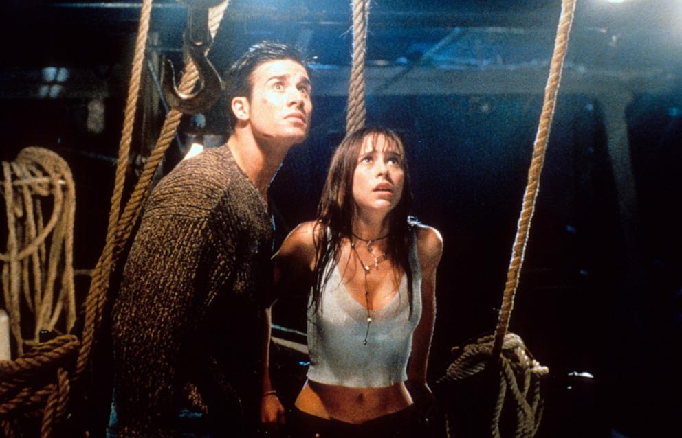 PHOTO: Freddie Prinze Jr and Jennifer Love Hewitt looking up in fear in a scene from the film 'I Still Know What You Did Last Summer', 1998. 