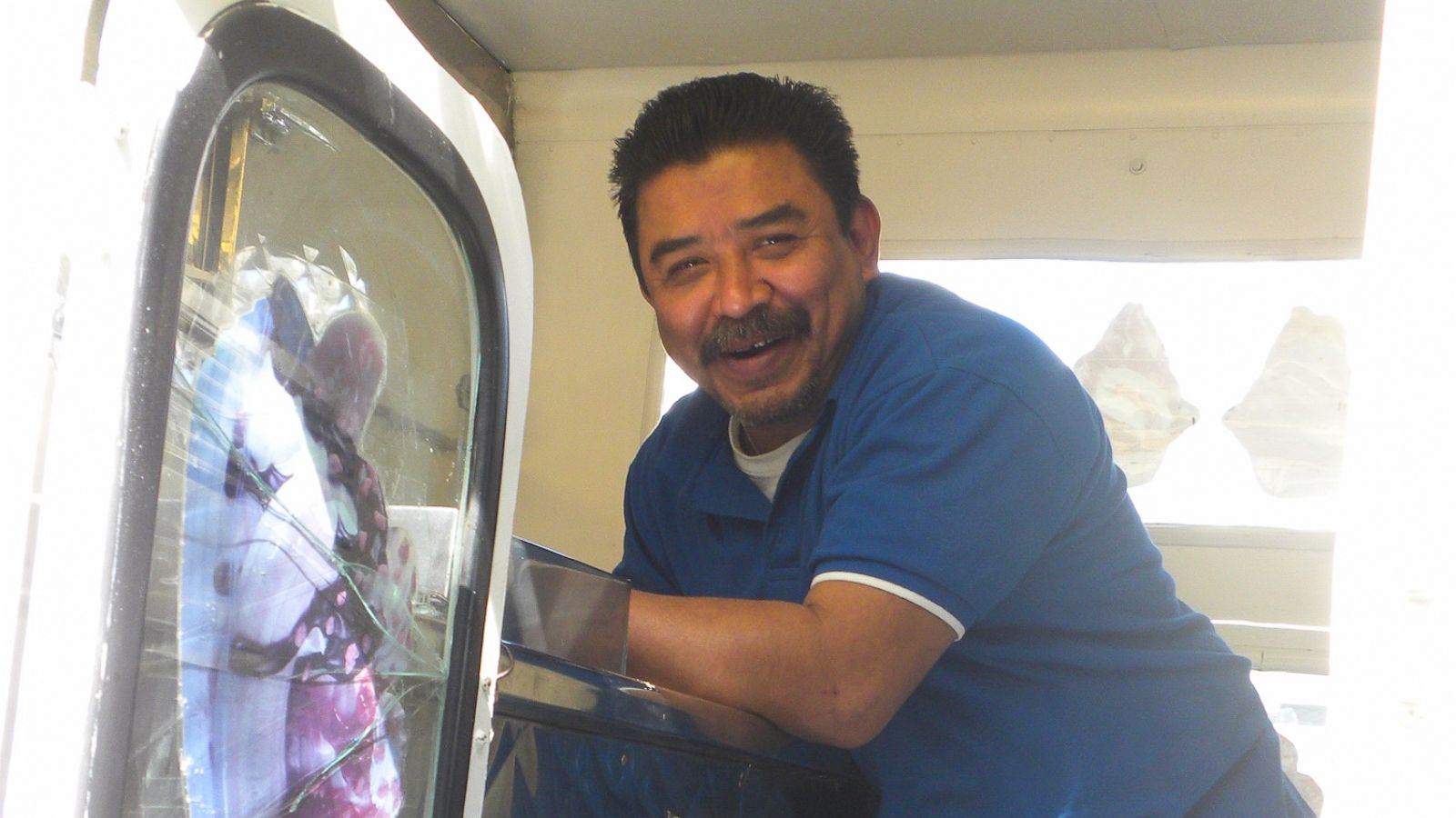 PHOTO: Chicago ice cream man Mario Nieto smiles in his ice cream truck, the San Luis Freeze.