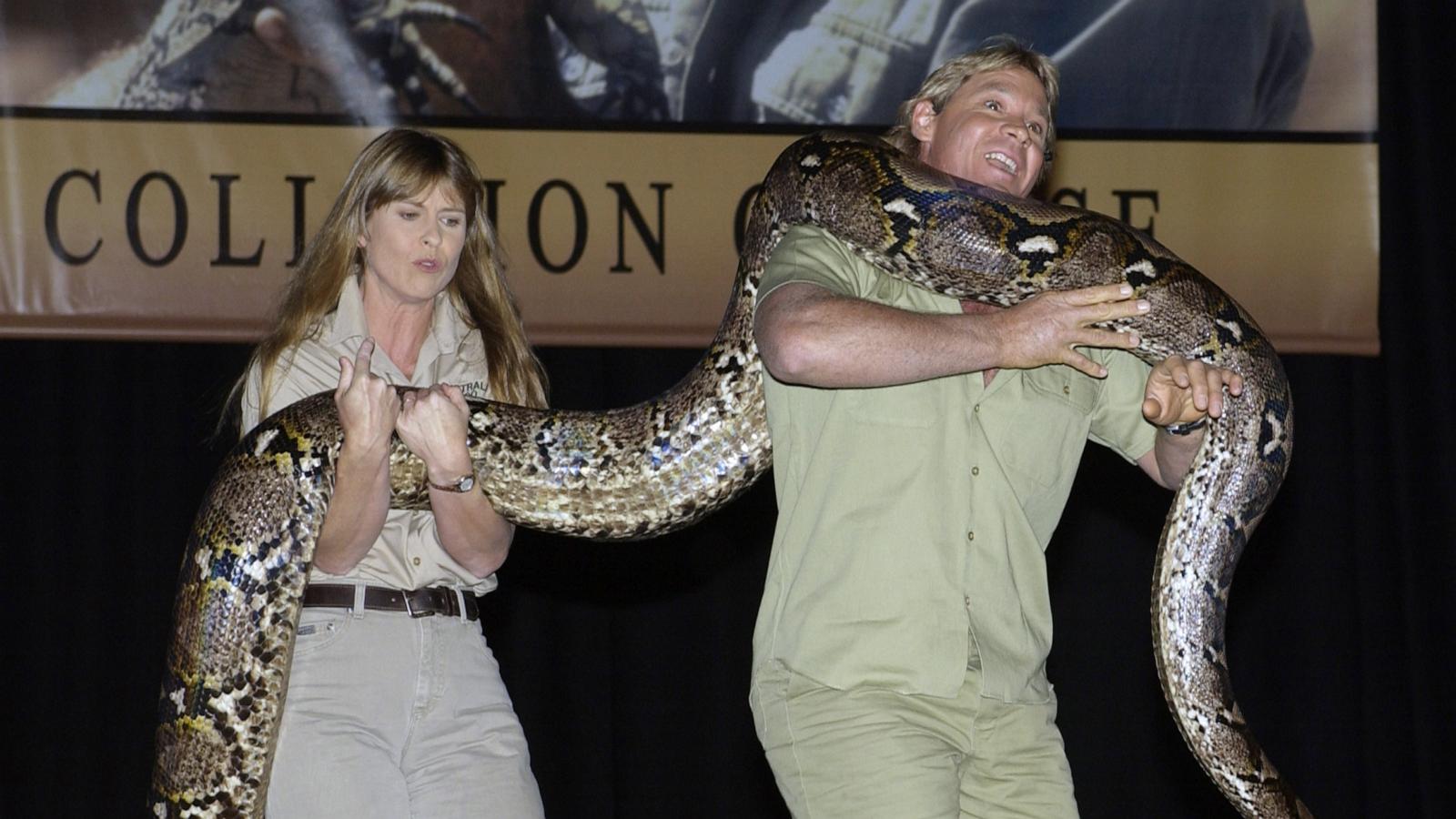 PHOTO: Terri Irwin and Steve Irwin, The Crocodile Hunter during 2002 ShoWest Opening Day Luncheon at Paris Hotel in Las Vegas.