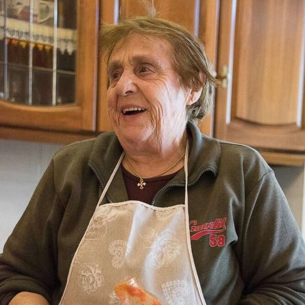 VIDEO: Italian grandma hosts live cooking lessons in quarantine 