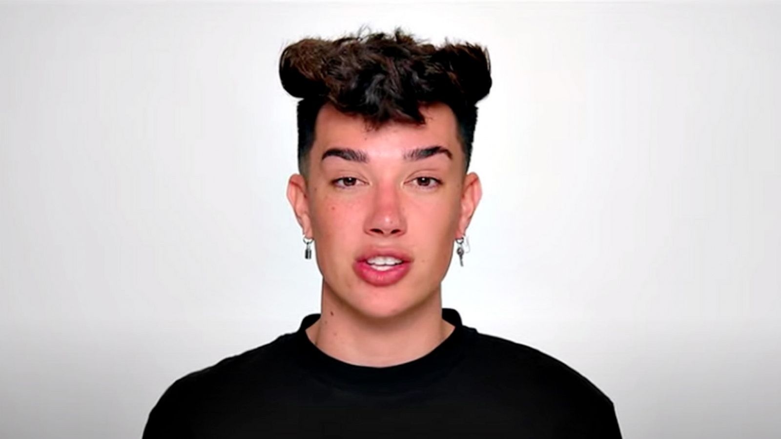 beauty vlogger James Charles claims he unknowingly sent explicit  messages to underage fans - Good Morning America