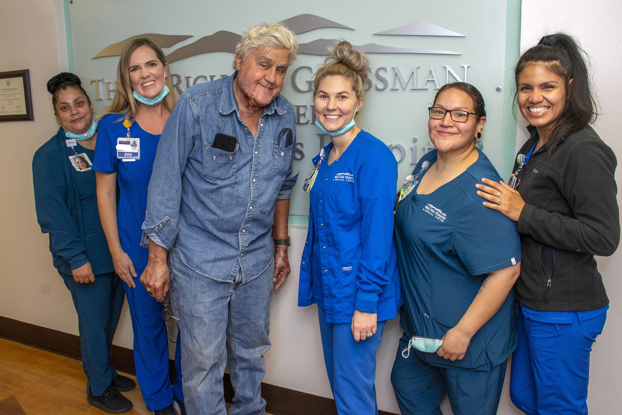 PHOTO: Jay Leno says good-bye to The Grossman Burn Center Care Team in Calif., Nov. 21, 2022.