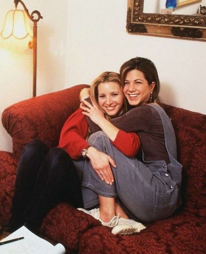 Jennifer Aniston Courteney Cox Celebrate Friends Co Star Lisa Kudrow S Th Birthday