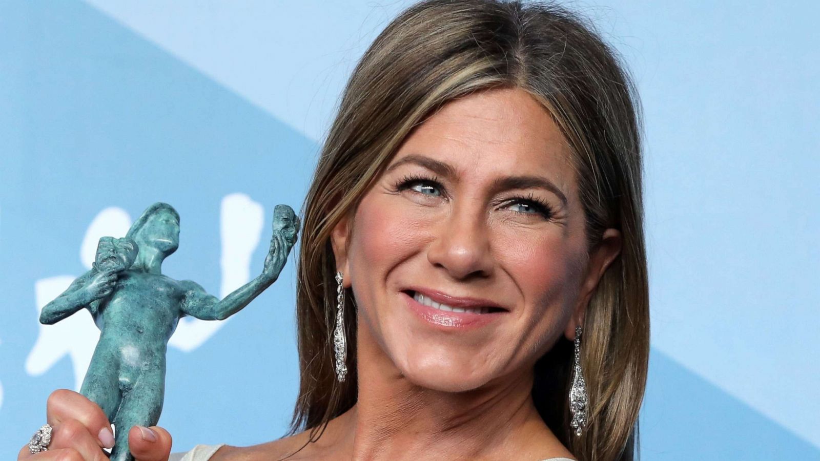 PHOTO: Jennifer Aniston poses backstage with her Outstanding Performance by a Female Actor in a Drama Series for "The Morning Show" at the 26th annual Screen Actors Guild Awards, Jan. 19, 2020, in Los Angeles.