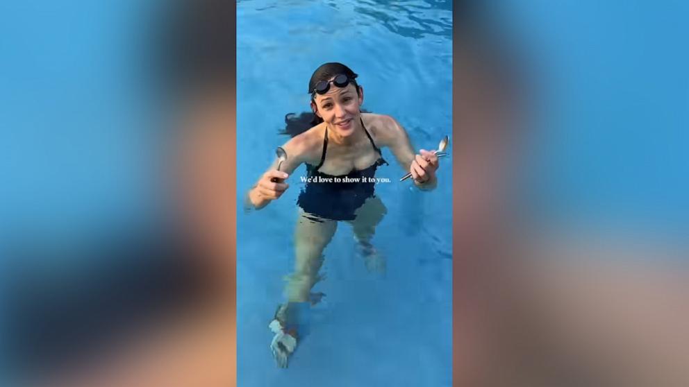 PHOTO: Jennifer Garner demonstrated how to play a simple summer pool game in an Instagram video post.