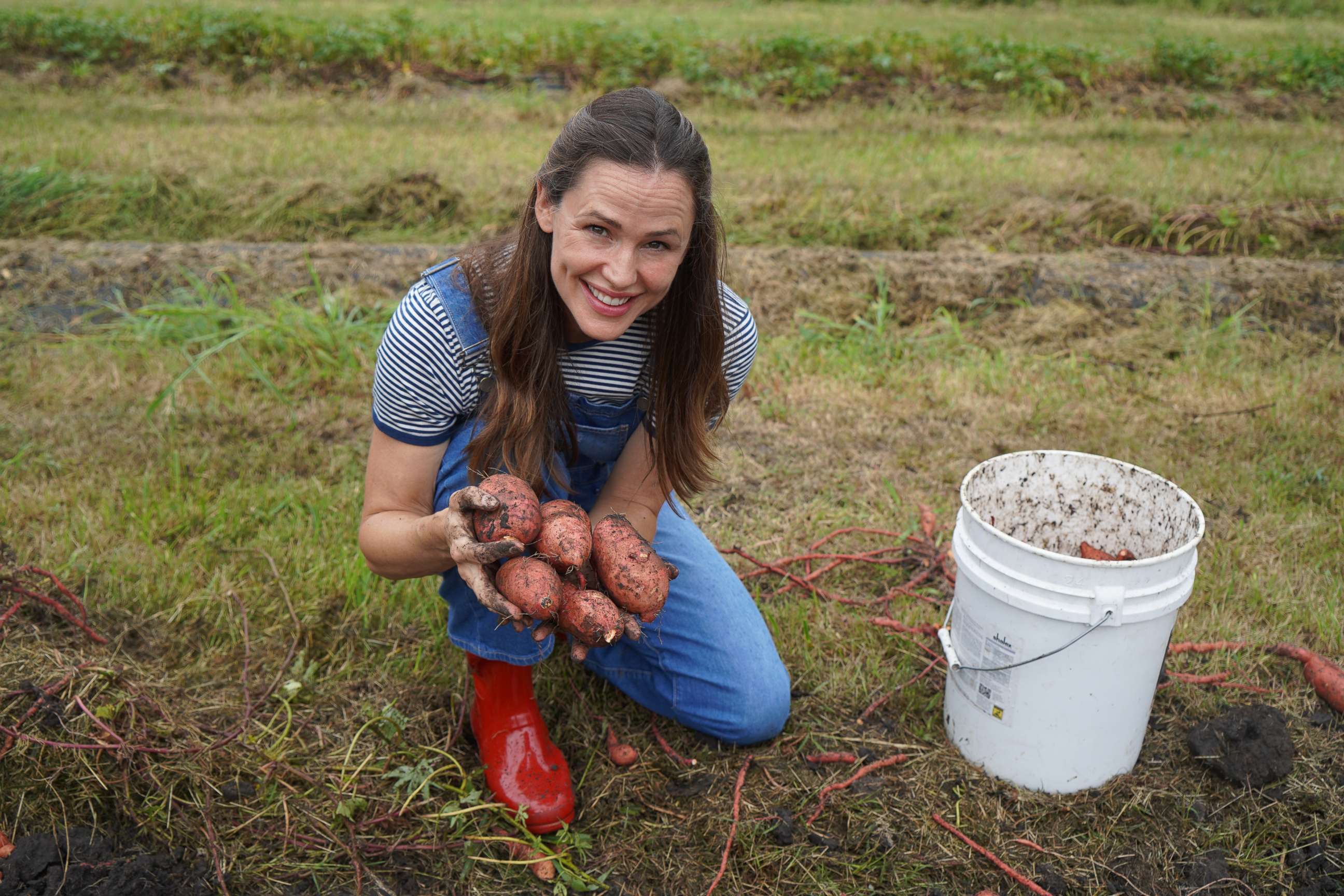 PHOTO: Jennifer Garner holds sweet potatoes on her farm for a new Once Upon A Farm recipe.
