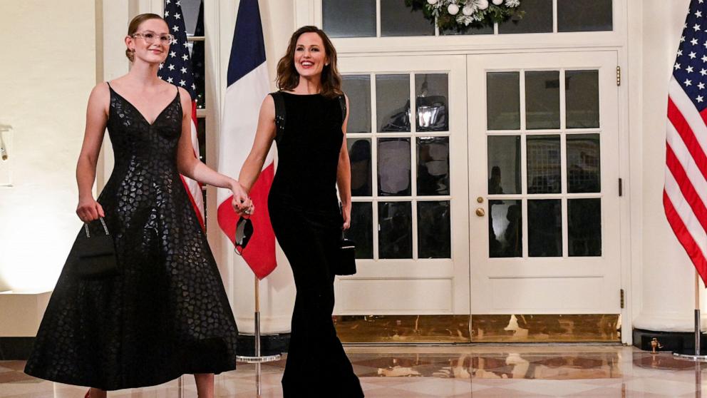 PHOTO: Jennifer Garner and her daughter Violet Affleck arrive at the White House to attend a state dinner honoring French President Emmanuel Macron, in Washington, DC, on December 1, 2022.