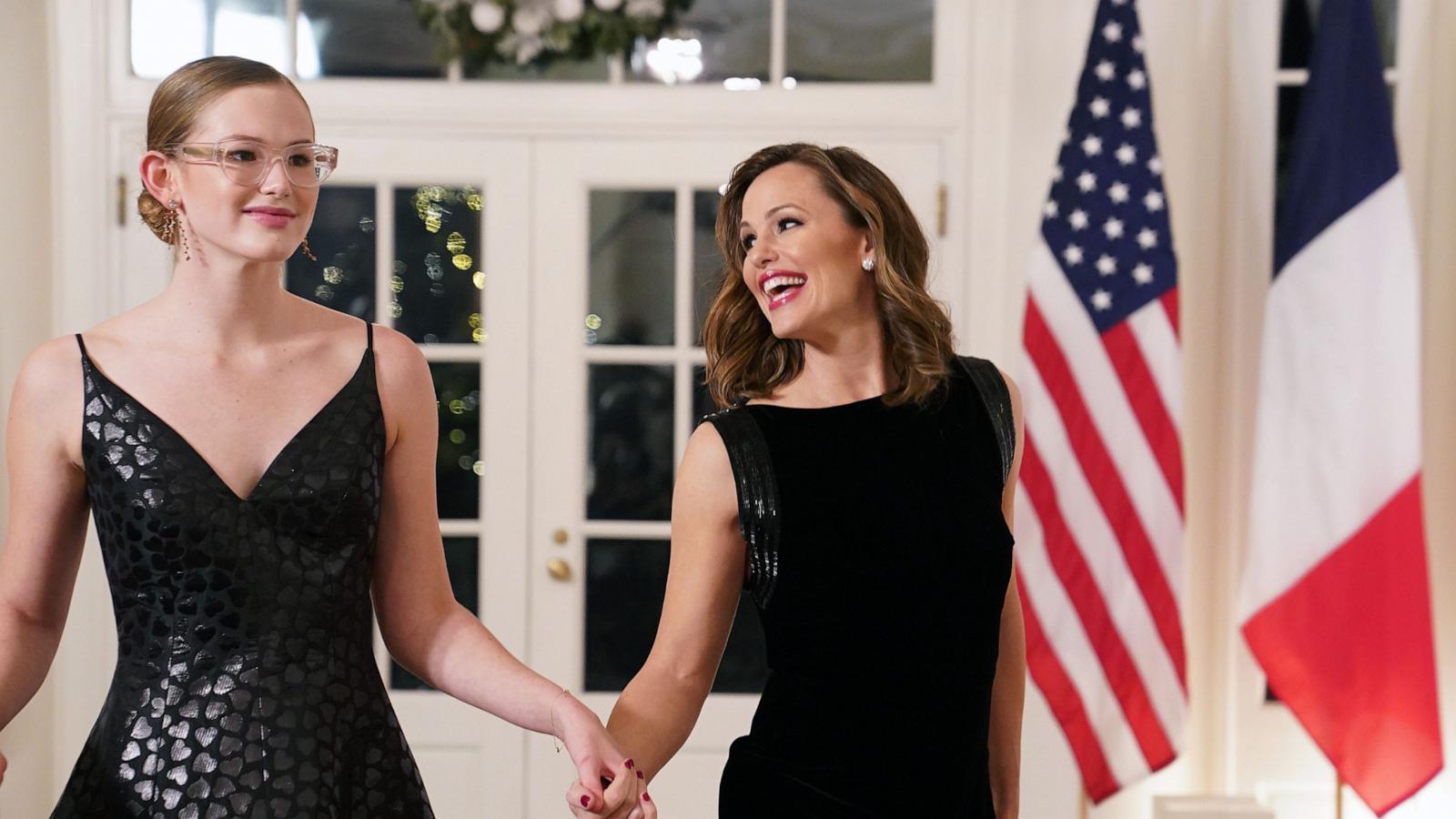 PHOTO: In this Dec. 1, 2022, file photo, Jennifer Garner and her daughter Violet arrive for the White House state dinner for French President Emmanuel Macron at the White House in Washington, D.C.