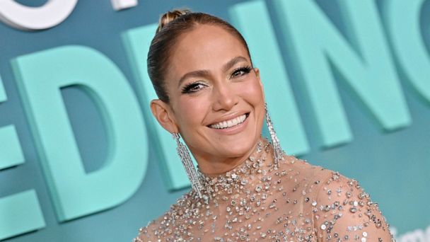 Ben Affleck Jennifer Lopez Share Sweet Kiss At Shotgun Wedding Premiere Abc News 