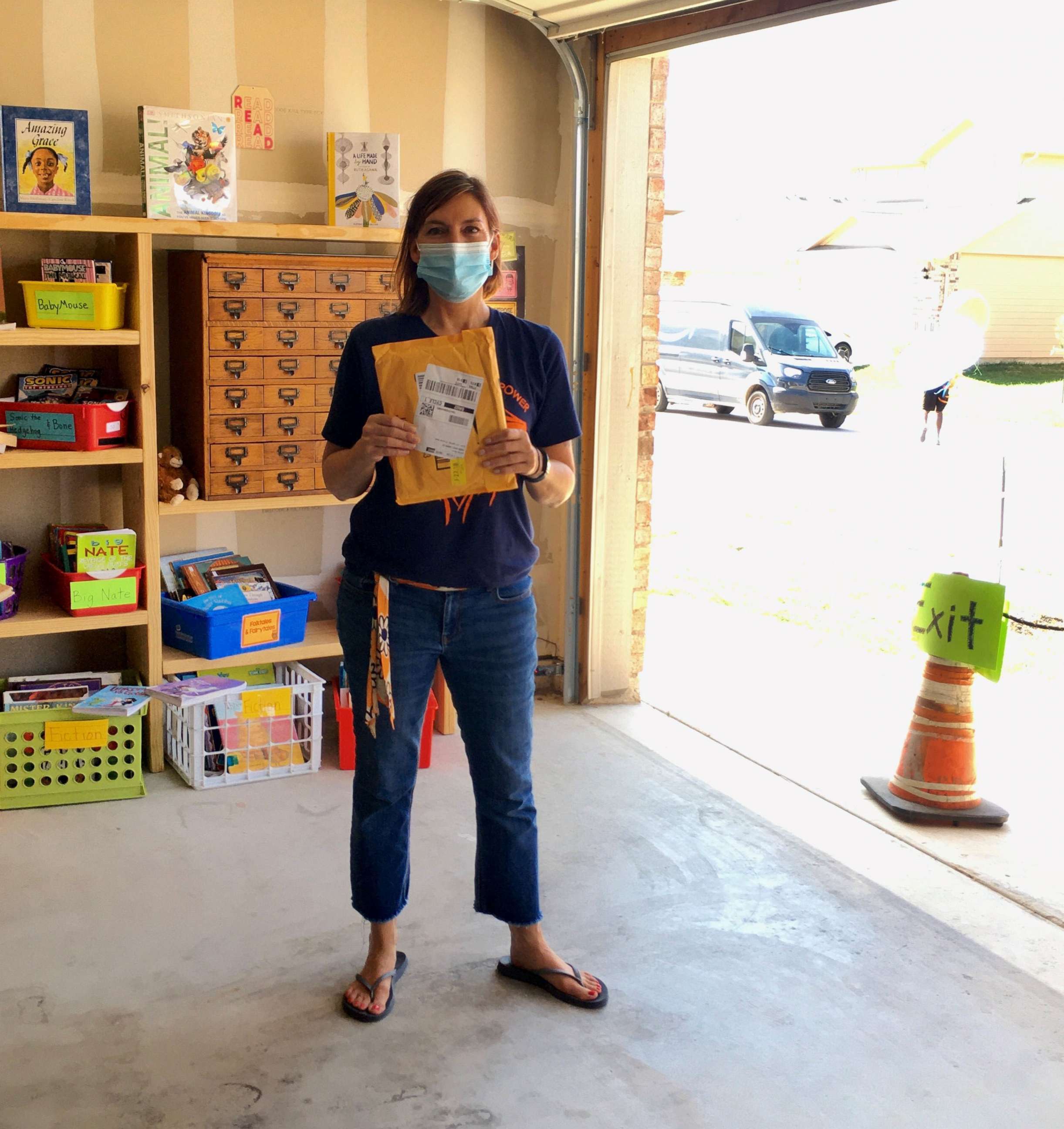 PHOTO: Jennifer Martin, an elementary school teacher in Texas, created a public library in the garage of her home.