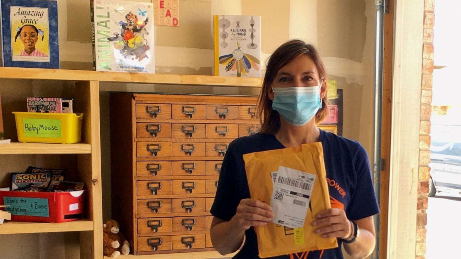 This Teacher Built A Library In Her Garage When She Realized Her Students Didn T Have Close Access To A Public Library Gma