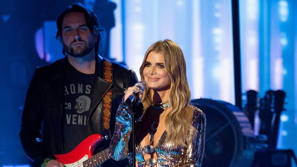PHOTO: Jessica Simpson performs on the finale episode of "American Idol."