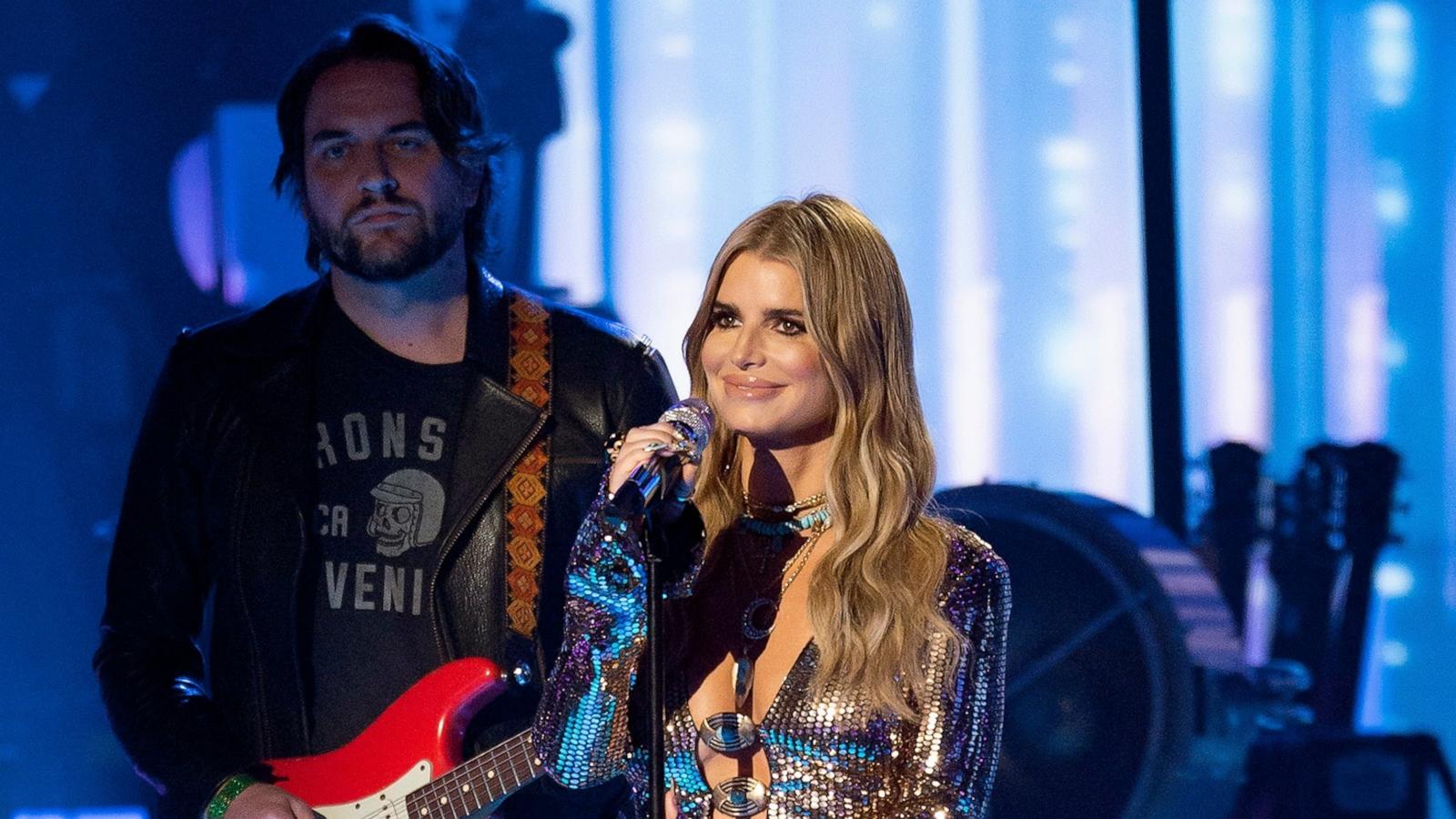 PHOTO: Jessica Simpson performs on the finale episode of "American Idol."