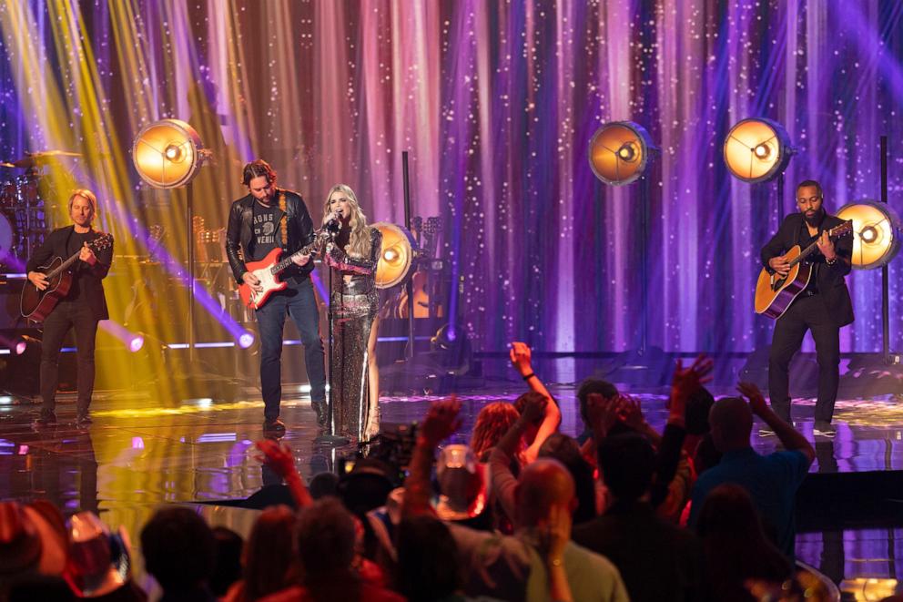 PHOTO: Jessica Simpson performs on the finale episode of "American Idol."