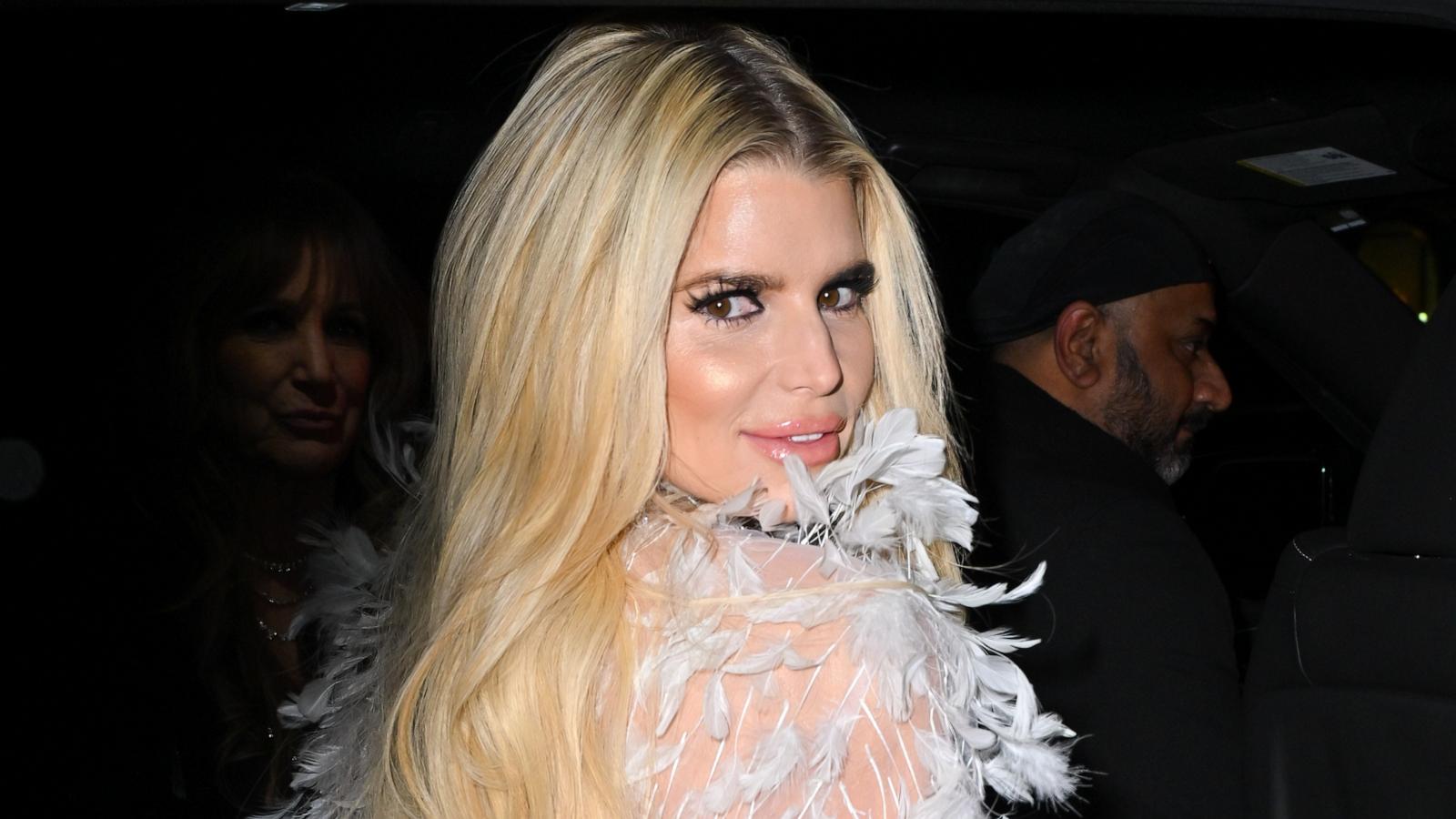 Jessica Simpson shows off skintight bodycon jumpsuit - Good Morning America