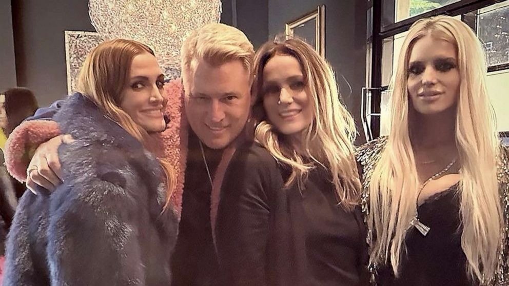PHOTO: Jessica Simpson (right) poses for a photo with her sister Ashlee (left), dad Joe and mom Tina in a photo she shared to Instagram on Feb. 20, 2023.