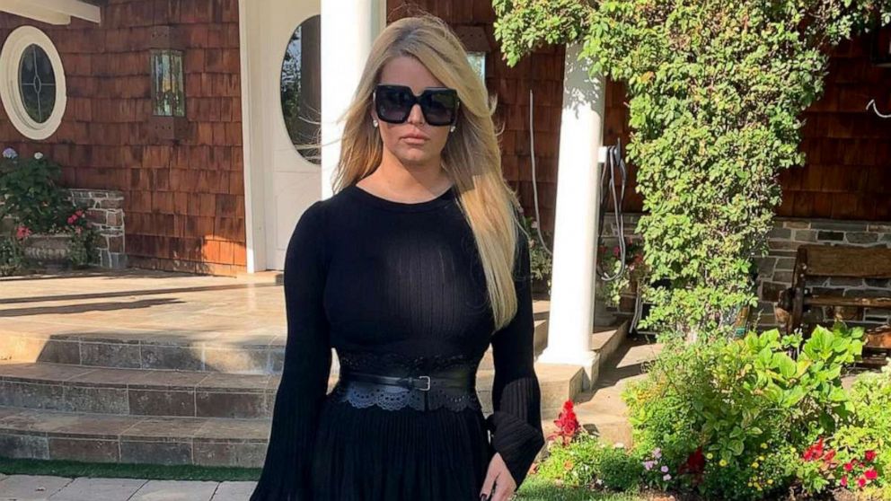 Jessica Simpson flaunts 100-pound weight loss - ABC News