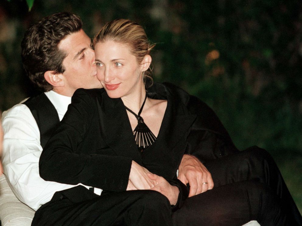 PHOTO: John F. Kennedy, Jr. gives his wife Carolyn Bessette Kennedy a kiss on the cheek during the annual White House Correspondents dinner May 1, 1999 in Washington, D.C.