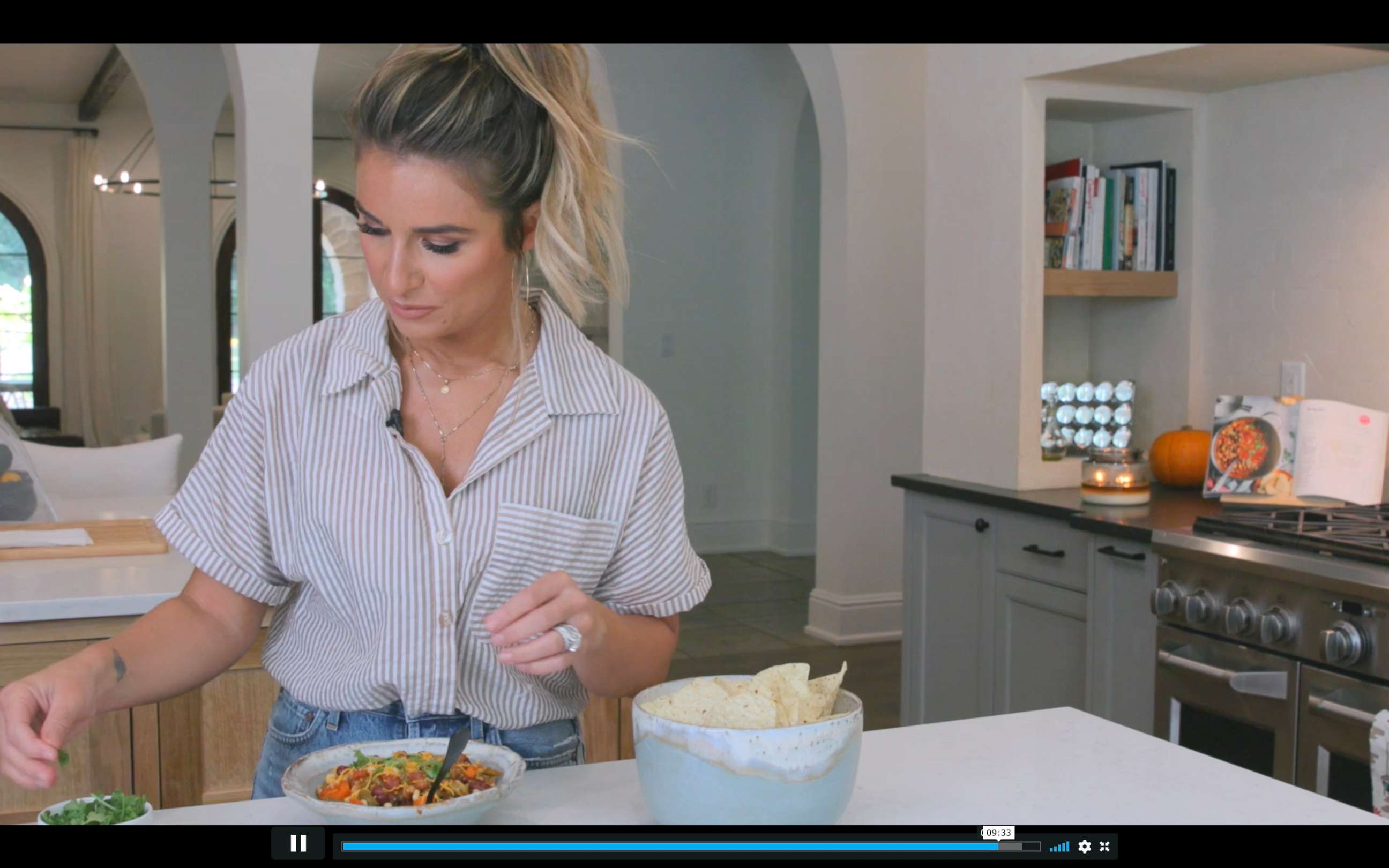 PHOTO: Jessie James Decker plates a dish for "Good Morning America" from her new cookbook "Just Feed Me."