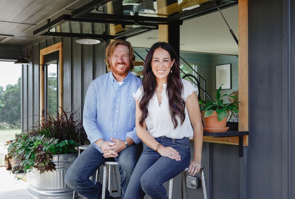PHOTO: Chip and Joanna Gaines are pictured in a promotional image for their HGTV show, "Fixer Upper."