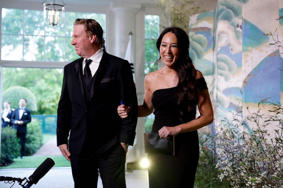 PHOTO: In this April 26, 2023 file photo, Chip Gaines and Joanna Gaines arrive for the White House state dinner for South Korean President Yoon Suk-yeol at the White House in Washington.