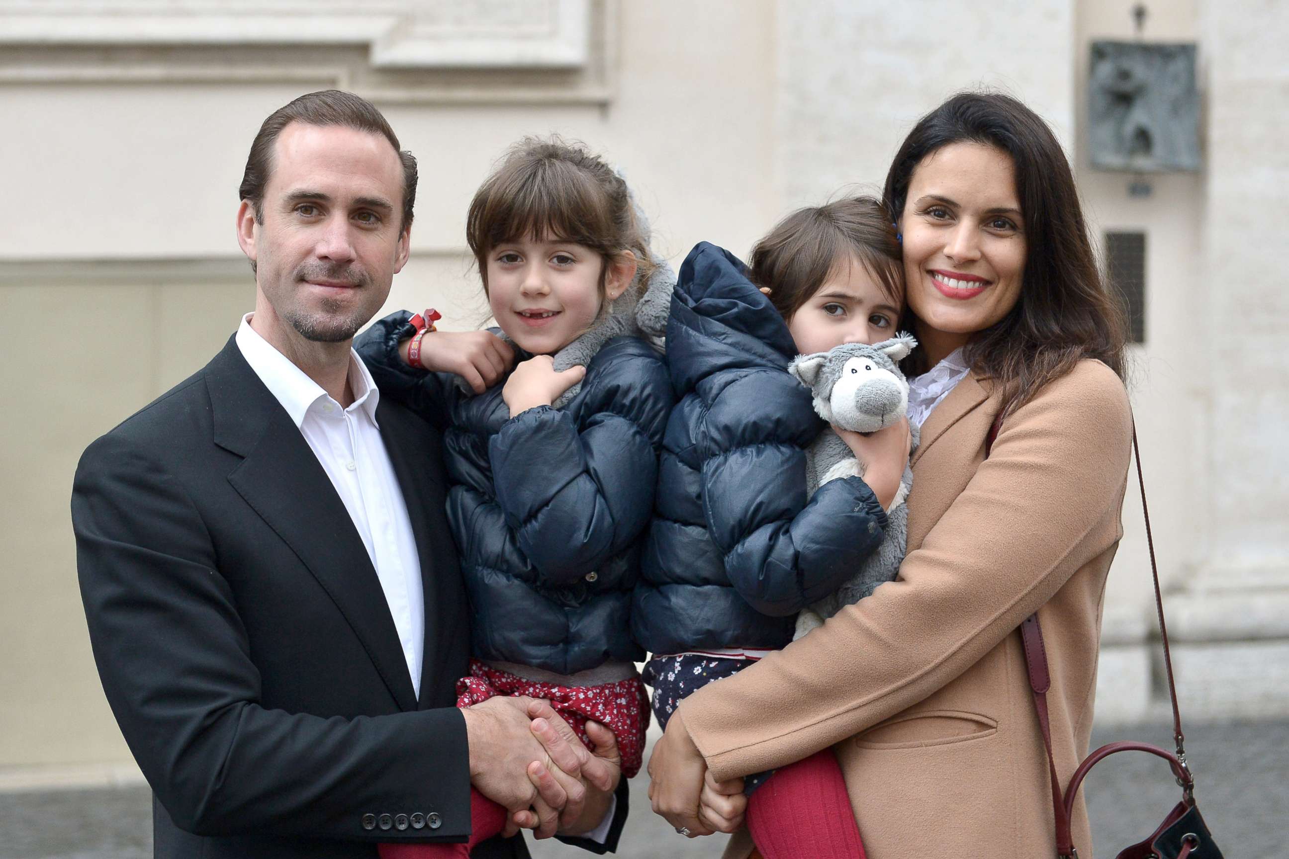 PHOTO: British actor Joseph Fiennes poses with his wife Maria Dolores Dieguez and their children in St Peter's square before Pope Francis weekly general audience, Feb. 3, 2016, at the Vatican.