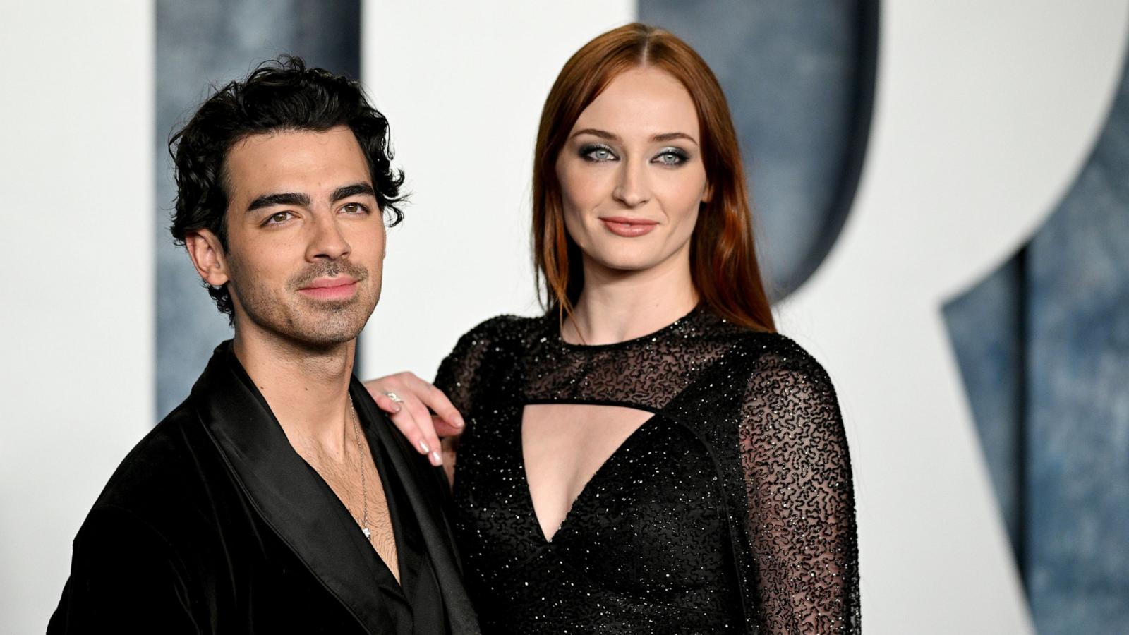 PHOTO: Joe Jonas, Sophie Turner attend the 2023 Vanity Fair Oscar Party Hosted By Radhika Jones at Wallis Annenberg Center for the Performing Arts on March 12, 2023 in Beverly Hills.