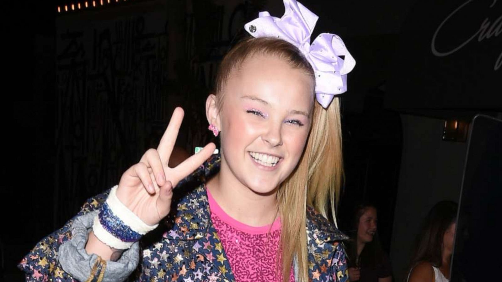 PHOTO: JoJo Siwa flashes the peace sign as she enters a car in Los Angeles, Oct. 16, 2019.