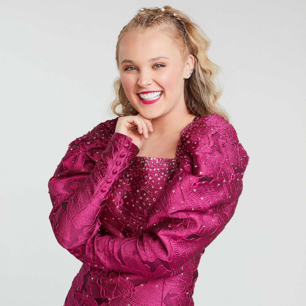 VIDEO: Behind the scenes with JoJo Siwa as she transforms into Pennywise on 'DWTS' 