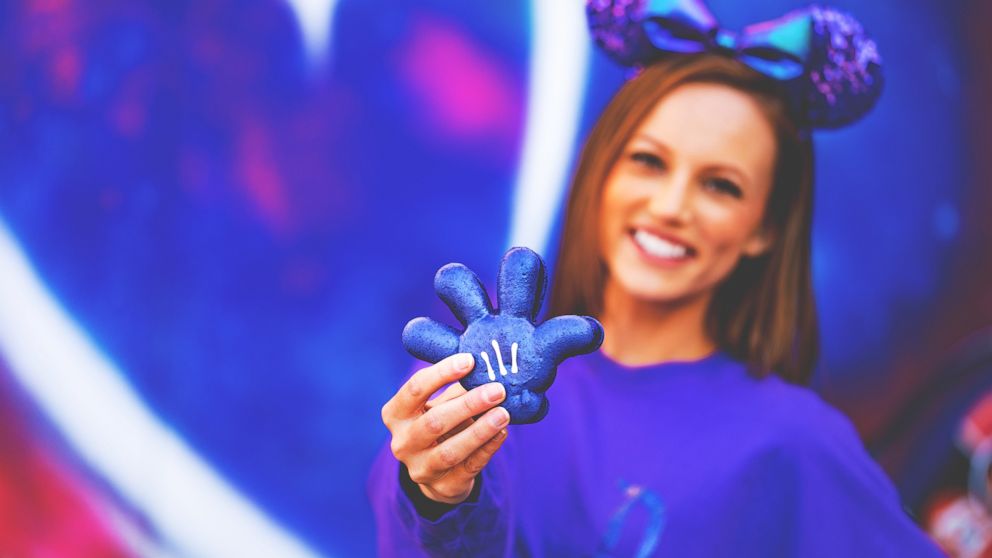 PHOTO: Purple Disneyland Jolly Holiday Purple Macaron.