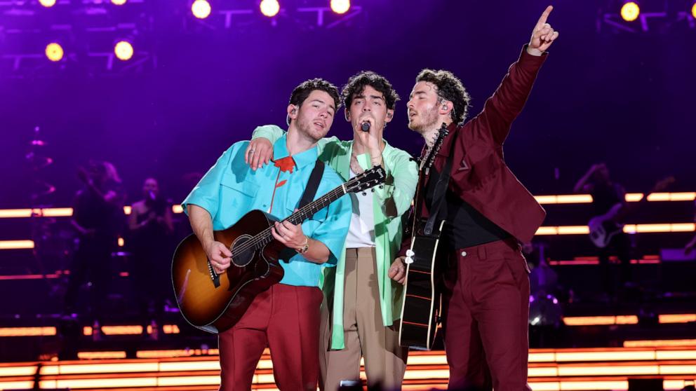 Jonas Brothers to headline pregame concert for 2024 NHL Stadium Series